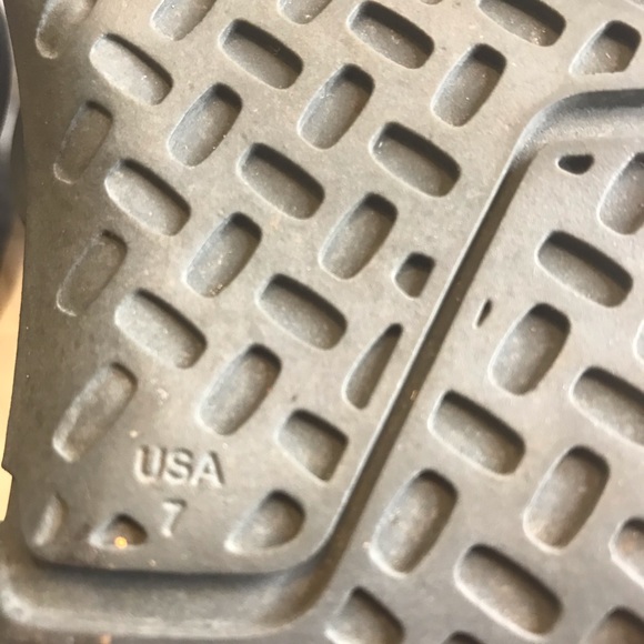 Oakley Men’s Grey flip flops sz 7. Great condition. - Picture 3 of 4